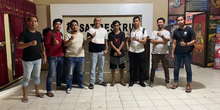 Ketgam: Pelaku pencurian besi dalam kapal diamankan di Polresta Kendari. Foto: Istimewa