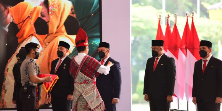Ketgam: Pemberian penghargaan oleh Presiden Jokowi kepada Bupati Ruksamin. Foto: Istimewa
