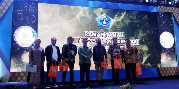 Ketgam : Foto bersama para donatur HUT ke-75 Spensa Kendari diacara Ramah Tamah
Foto : Annisa Aprilia Monoarfa