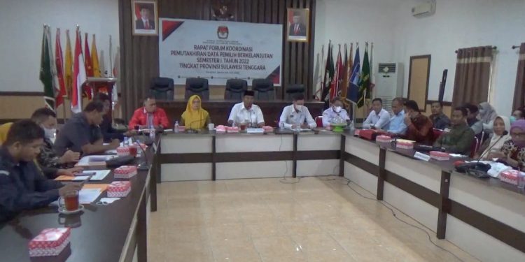 Ketgam : Rapat forum koordinasi KPU bersama Bawaslu Provinsi Sulawesi Tenggara, Senin 4 Juli 2022