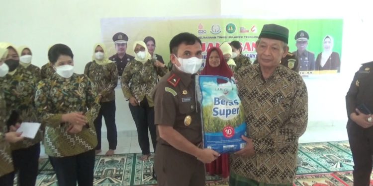 Ketgam : Wakajati Sultra Subeno, serahkan bantuan sembako ke Pimpinan Panti Asuhan Al Maghfirah
Foto : istimewa
