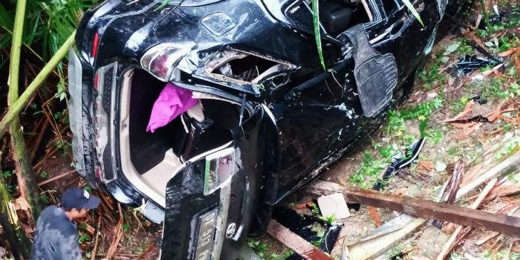 Ketgam : Kondisi mobil usai terjun ke dalam jurang. Foto: Istimewa