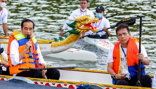 Ketgam : Abdurrahman Shaleh Ketua PODSI Sultra (kanan), Bersama Presiden Joko Widodo (kiri) saat meresmikan Bendungan Landongi
Foto : Istimewa
