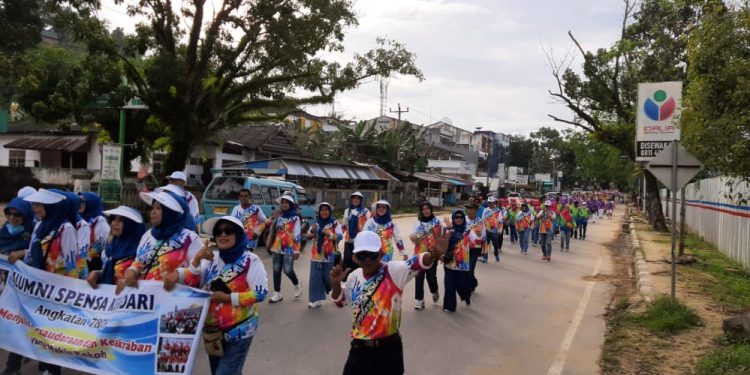 Ketgam : Ratusan IKA Spensa Kendari saat menggelar jalan santai.
Foto : Annisa Aprilia Monoarfa