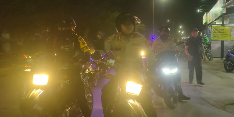 Kapolresta Kendari, Kombes Pol Muh. Eka Fahthurrahmam saat memimpin anggota melakukan razia. Foto: Herlis