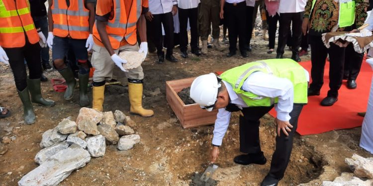 Ketgam : Wali Kota Kendari Sulkarnain Kadir saat meletakan batu pertama proyek pembangunan Puskesmas Kandai Kota Kendari
Foto : Annisa Aprilia Monoarfa