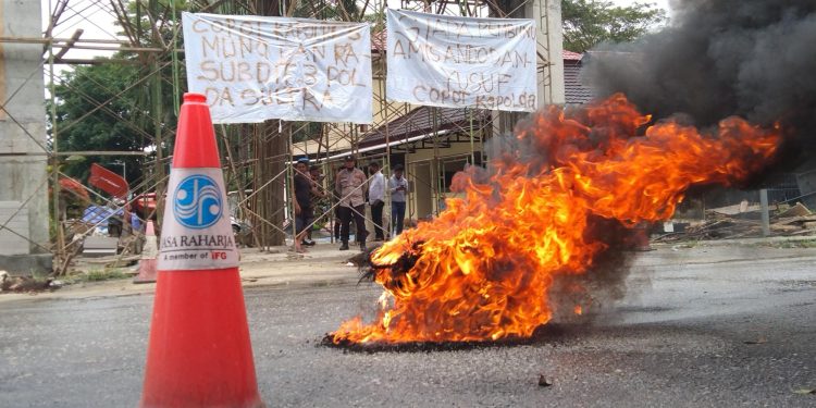 Ketgam : Suasana keluarga Amis Ando, tahanan tewas di Polres Muna demo di Polda Sultra. Foto: Herlis