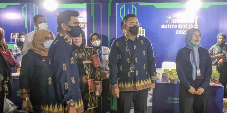 Ketgam : Kepala Kantor Perwakilan Bank Indonesia Provinsi Sulawesi Tenggara, Doni Septadijaya kunjungi stand pelaku usaha di Ekspo UMKM Sultra 2022.
