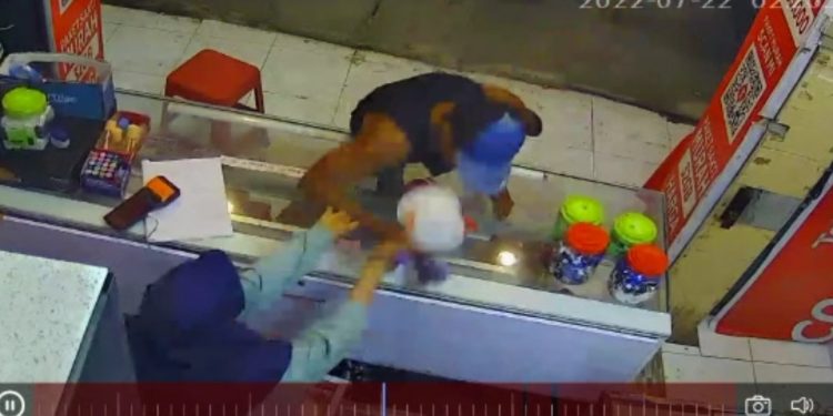 Ketgam : Detik-detik pria berbadan kekar akan mengambil uang. Foto: Istimewa