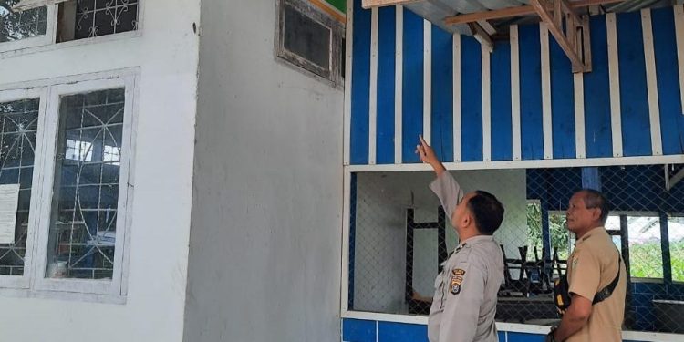 Ketgam : Plafon yang dirusak maling saat melancarkan aksi pencurian di Koperasi RSJ Kendari. Foto: Herlis