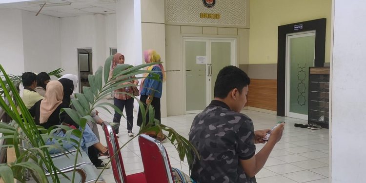 Ketgam : Suasana di depan ruang DKKED. Foto: Herlis