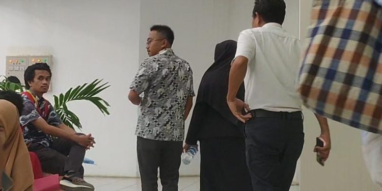 Ketgam : Mahasiswi FKIP inisial R usai dimintai keterangan oleh DKKED UHO. Foto: Herlis
