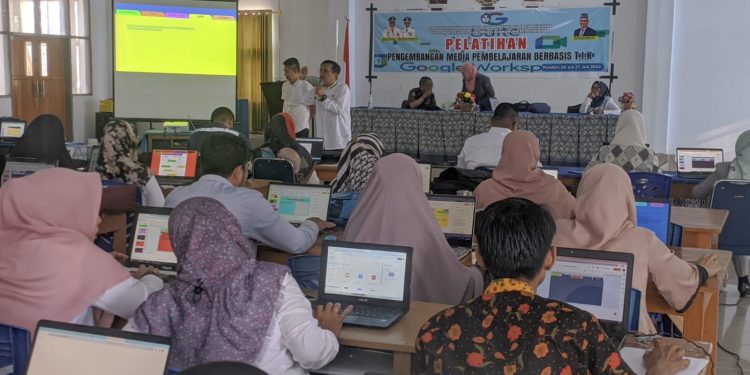 Ketgam : Pelatihan pengembangan media pembelajaran berbasis TIK oleh Dikbud Sultra, yang diikuti ratusan guru SMA dan SMK se Kota Kendari, Rabu 27 Juli 2022.