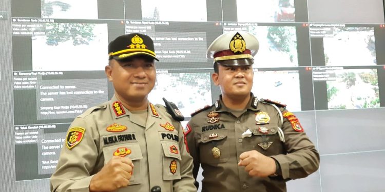 Ketgam : Kapolresta Kendari, Kombes Pol Muh. Eka Faturrahman (kiri) dan Kasatlantas Polresta Kendari, AKP Rudika Harto Kanajiri (kanan).
Foto : Annisa Aprilia monoarfa