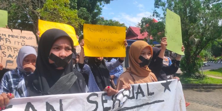 Suasana mahasiswa saat menggelar aksi di depan Rektorat UHO