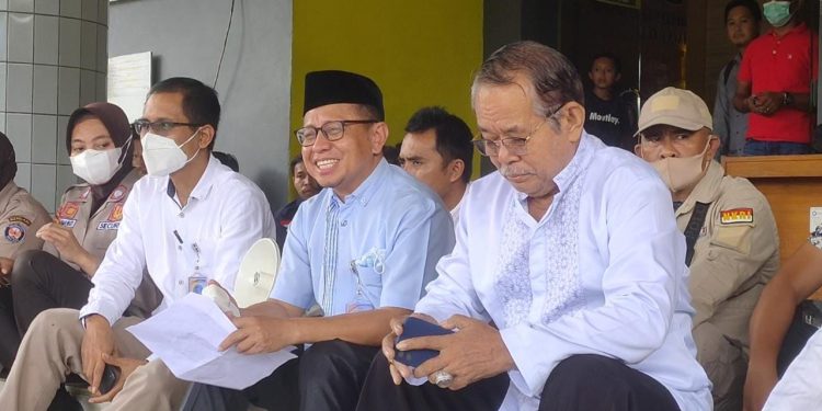 Ketgam : WR III, Nur Arafah (tengah) dan Ketua DKKED UHO, La Iru (kanan). Foto: Herlis