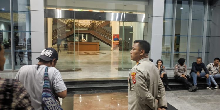 Ketgam : Sebanyak 484 personil kepolisian disiapkan untuk mengamankan rapat penetapan Wakil Bupati Kolaka Timur (Koltim) yang digelar di Kantor Gubernur Sulawesi Tenggara (Sultra), Jumat sore (29/07/2022).
