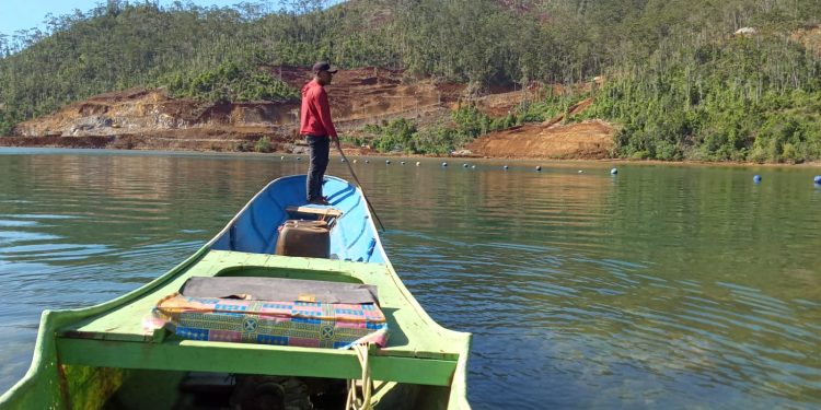 Puto Hatta, nelayan yang kehilangan pendapatan akibat pertambangan PT BSJ merusak ekosistem air.
