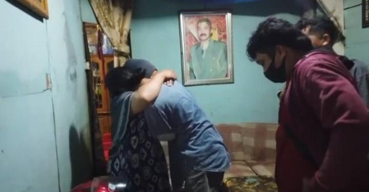 Ketgam : Detik-detik pengedar sabu di Kendari memeluk ibunya saat akan digiring di Mako Polresta Kendari. Foto: Istimewa