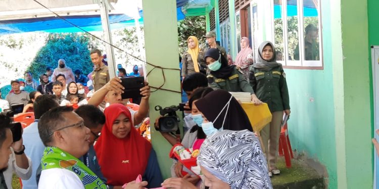 Ketgam: Wali Kota Kendari, Sulkarnain Kadir, saat memberikan bantuan bahan makanan kepada warga sasaran penanganan stunting.
Foto : Annisa Aprilia Monoarfa