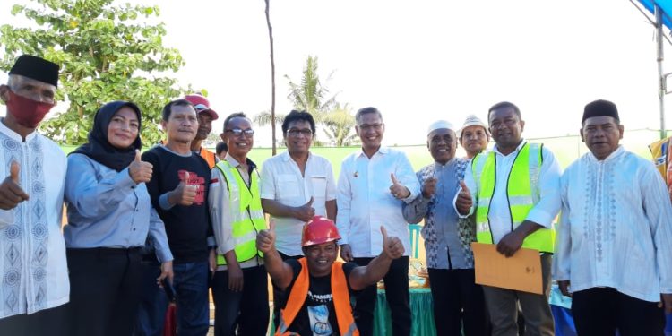 Ketgam : Komisi V DPR RI, Ridwan Bae, dan Wali Kota Kendari, Sulkarnain Kadir saat menghadiri peletakan batu pertama pembangunan drainase di Kelurahan Anggoeya, Jumat (5/8/2022)
Foto : Annisa Aprilia Monoarfa
