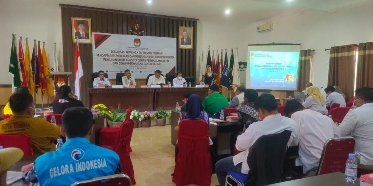 Ketgam : Suasana saat sejumlah partai politik calon pemilu 2024 mengikuti sosialisasi di KPUD Sultra. Foto: Herlis