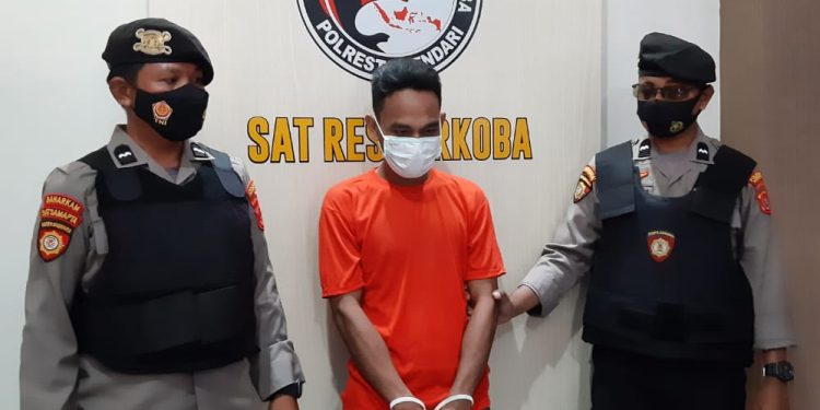 Ketgam : Tersangka TB yang diamankan Polisi saat tempel sabu di Kawasan Kantor DPRD Kota Kendari
Foto : Annisa Aprilia Monoarfa