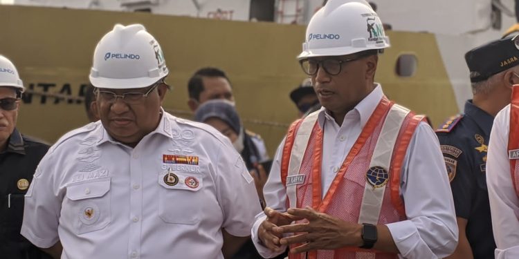 Ketgam : Kunjungan Kerja Menhub Budi Karya Sumadi (Kanan) didampingi Gubernur Sultra Ali Mazi (kiri) di Pelabuhan Bungkutoko Kendari, Sabtu 20 Agustus 2022.