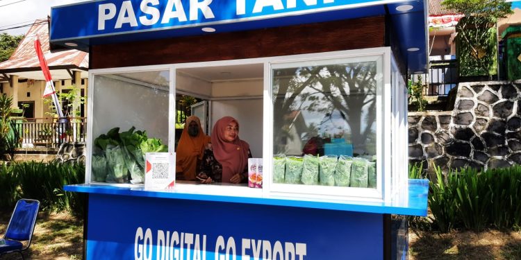 Ketgam : Pasar Tani Kendari telah menggunakan metode pembayaran QRIS
Foto : Annisa Aprilia Monoarfa