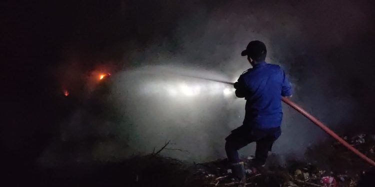 Ketgam : Anggota Damkar Kendari memadamkan api. Foto; Herlis