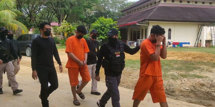 Ketgam : Dua mahasiswa digiring di Mako Polda Sultra. Foto: Herlis