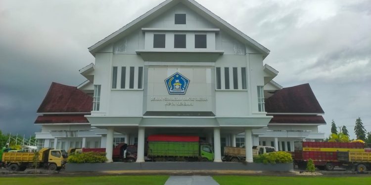Ketgam : Suasana saat sopir truk bertandang di Kantor DPRD Kota Kendari. Foto: Herlis