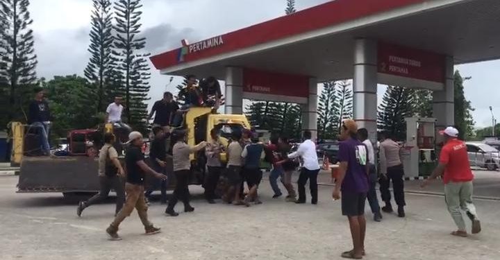 Detik-detik kepolisian bubarkan sopir truk dan OTK yang terlibat ricuh. Foto: Herlis