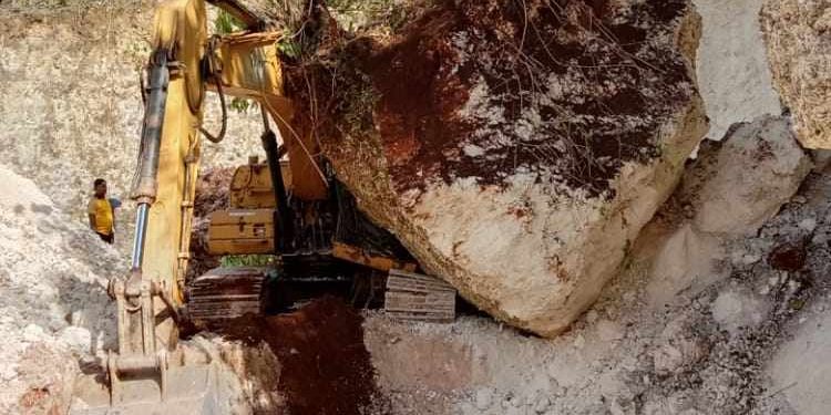 Ketgam : Kondisi ekskavator tertimpa bongkahan batu. Foto: Istimewa