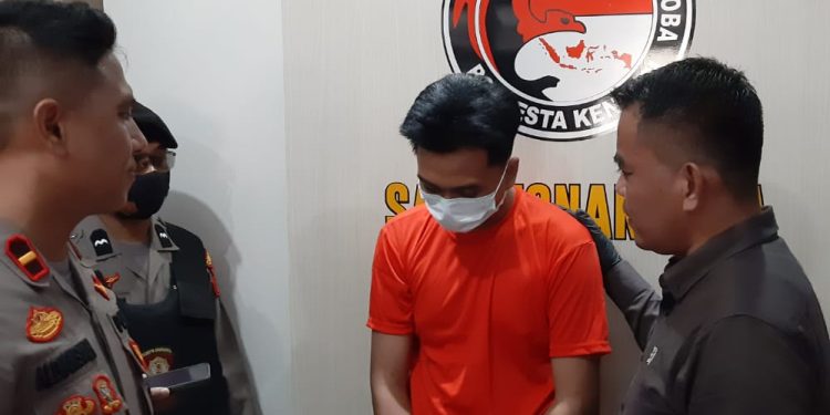 Ketgam : Pelaku AF saat diinterogasi Kasat Narkoba Polresta Kendari, AKP Hamka (kiri)
Foto : Annisa Aprilia Monoarfa