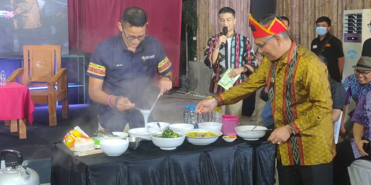 Ketgam : Sandiaga Uno dan Sulkarnain Kadir duel bikin sinonggi. Foto: Herlis