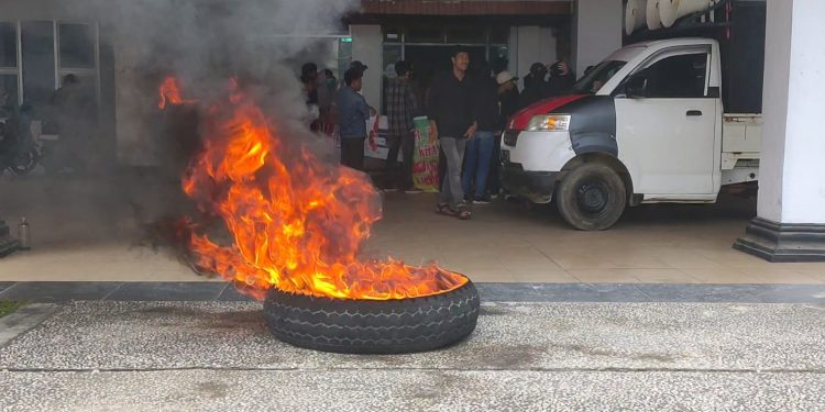 Suasana sekelompok pemuda demo PT Tiran Indonesia di DPRD Sultra. Foto: Herlis