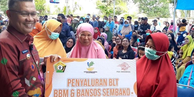 Ketgam : Wali Kota Kendari Sulkarnain Kadir menyerahkan secara simbolis bantuan BLT BBM kepada warga Kendari di Kantor Pos Indonesia Cabang Utama Kendari, Kamis (8/9/2022)
Foto : Annisa Aprilia Monoarfa