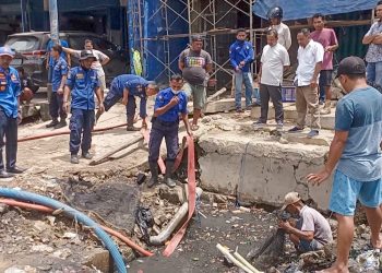 Akibat Sampah Warga, Drainase Di Dapu-dapura Tersumbat Hingga Meluap dan Berbau Menyegat