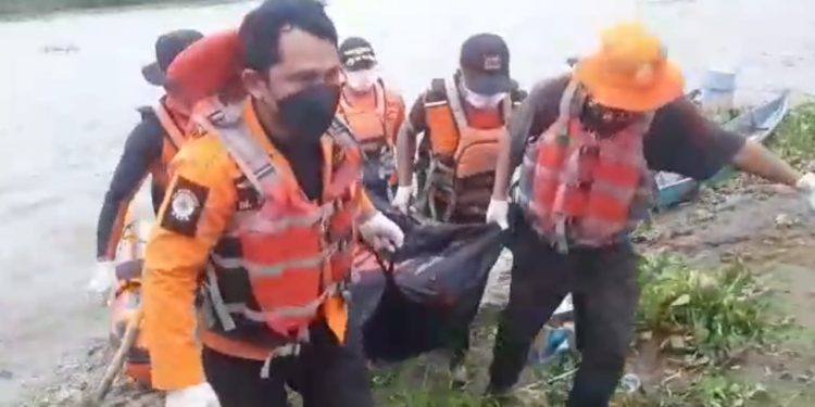Tim Rescue Basarnas berhasil menemukan warga yang hilang terseret arus di Konawe Selatan, Selasa 11 Oktober 2022