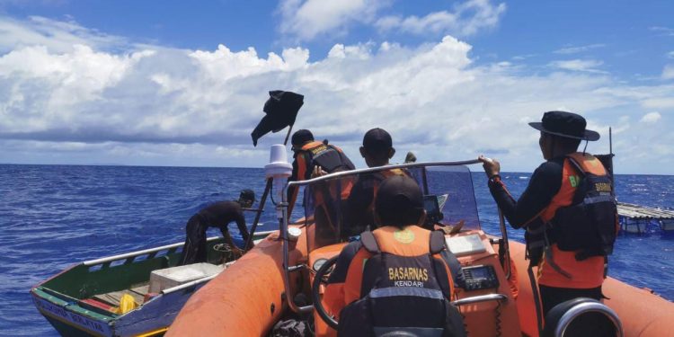 Ketgam : Tim Rescue Pos SAR Bau-bau berhasil evakuasi dua nelayan yang mengalami mati mesin di perairan Busel, Rabu 12 Oktober 2022