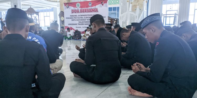 Ketgam : Ratusan Personil Brimob Polda Sultra kirim doa untuk para korban meninggal tragedi Kanjuruhan Malang, Jumat 14 Oktober 2022.