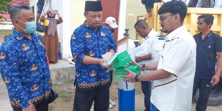 Ketgam : Penyerahan tabung oksigen oleh Kadin Sultra ke RSUD Kota Kendari.