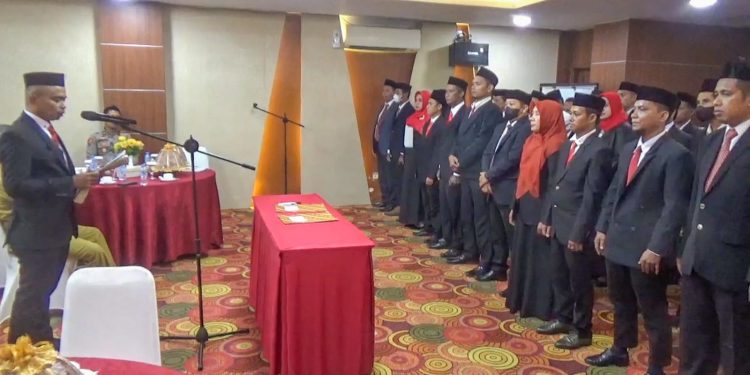 Ketgam : Pelantikan dan pengukuhan 33 anggota panwascam kota kendari, Jumat 28 Oktober 2022.