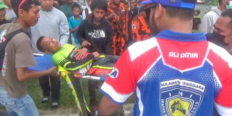 Ketgam : Salah seorang pembalap di tandu  usai terjatuh saat menjajal sirkuit terminal Baruga, di Kejuaraan Balap Motor Seri IV Cup I Pemuda Pancasila.