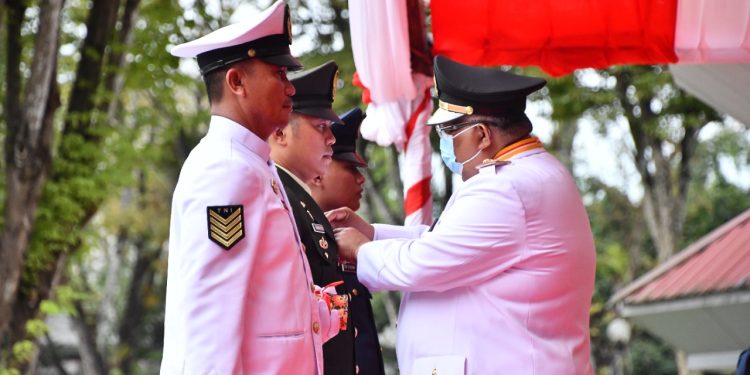 Gubernur Sulawesi Tenggara Ali Mazi memberikan penghargaan kepada 3 prajurit TNI