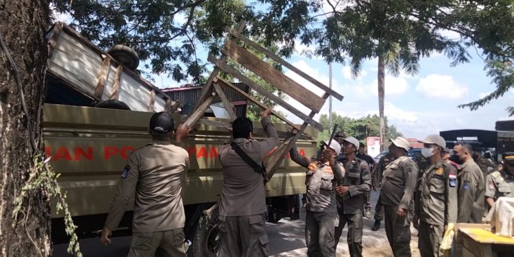 Ketgam : Penertiban lapak pedagang kaki lima (PKL) yang berjualan di bahu jalan trotoar Bypass Kendari oleh Satpol PP.