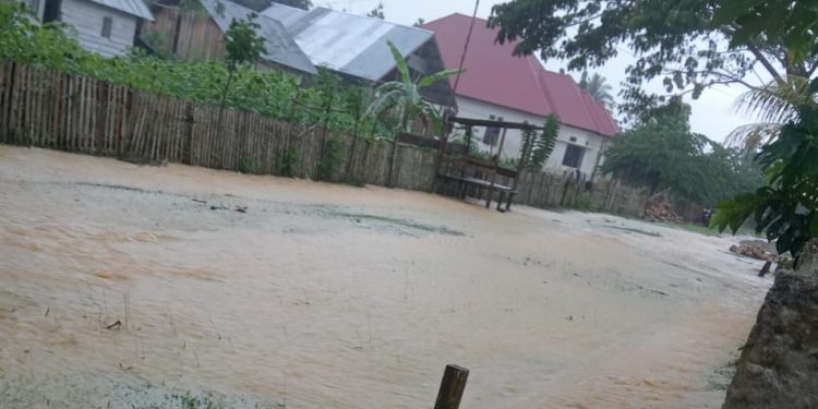 Ketgam: Kondisi banjir yang mengenang ruas dan rumah warga di Desa Kusambi. Foto: Istimewa
