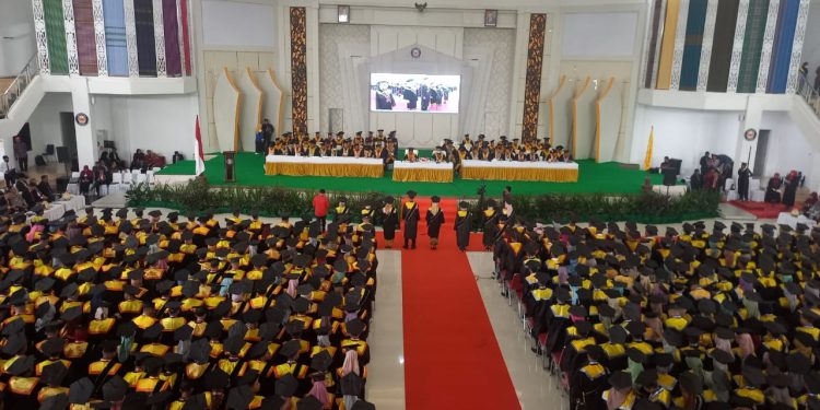 Ketgam : Ribuan wisudawan dan wisudawati UHO yang mengikuti wisuda offline gelombang kedua pada Rabu (2/11/2022)
Foto : Annisa Aprilia Monoarfa