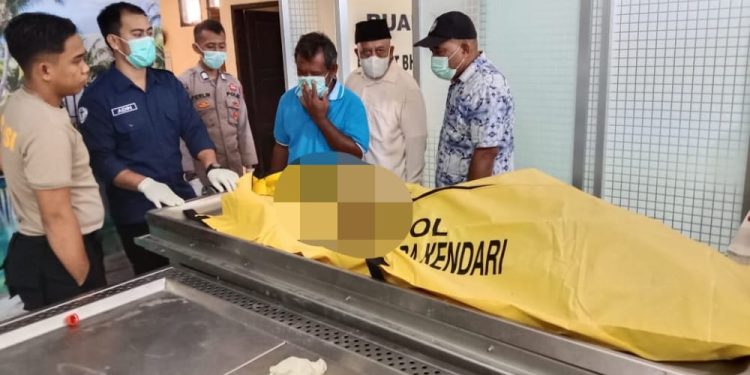 Ketgam: Pihak keluarga didampingi Dokpol RS Bhayangkara Kendari mengechek tanda-tanda lahir di jasad korban. Foto: Istimewa